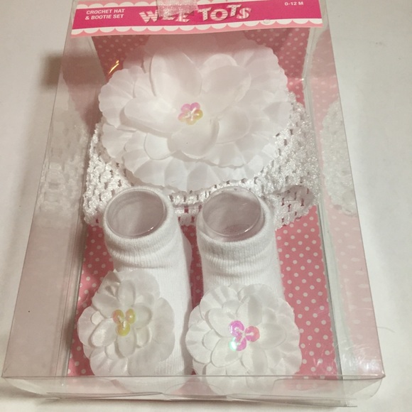 WEE TOTS crocheted Baby Hat & Booties Set! - Picture 3 of 5